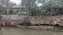 Respons Cepat Laporan Warga, Dinas PUPR Kota Mojokerto Perbaiki Tanggul Rusak