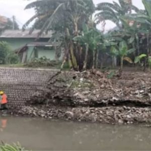 Respons Cepat Laporan Warga, Dinas PUPR Kota Mojokerto Perbaiki Tanggul Rusak