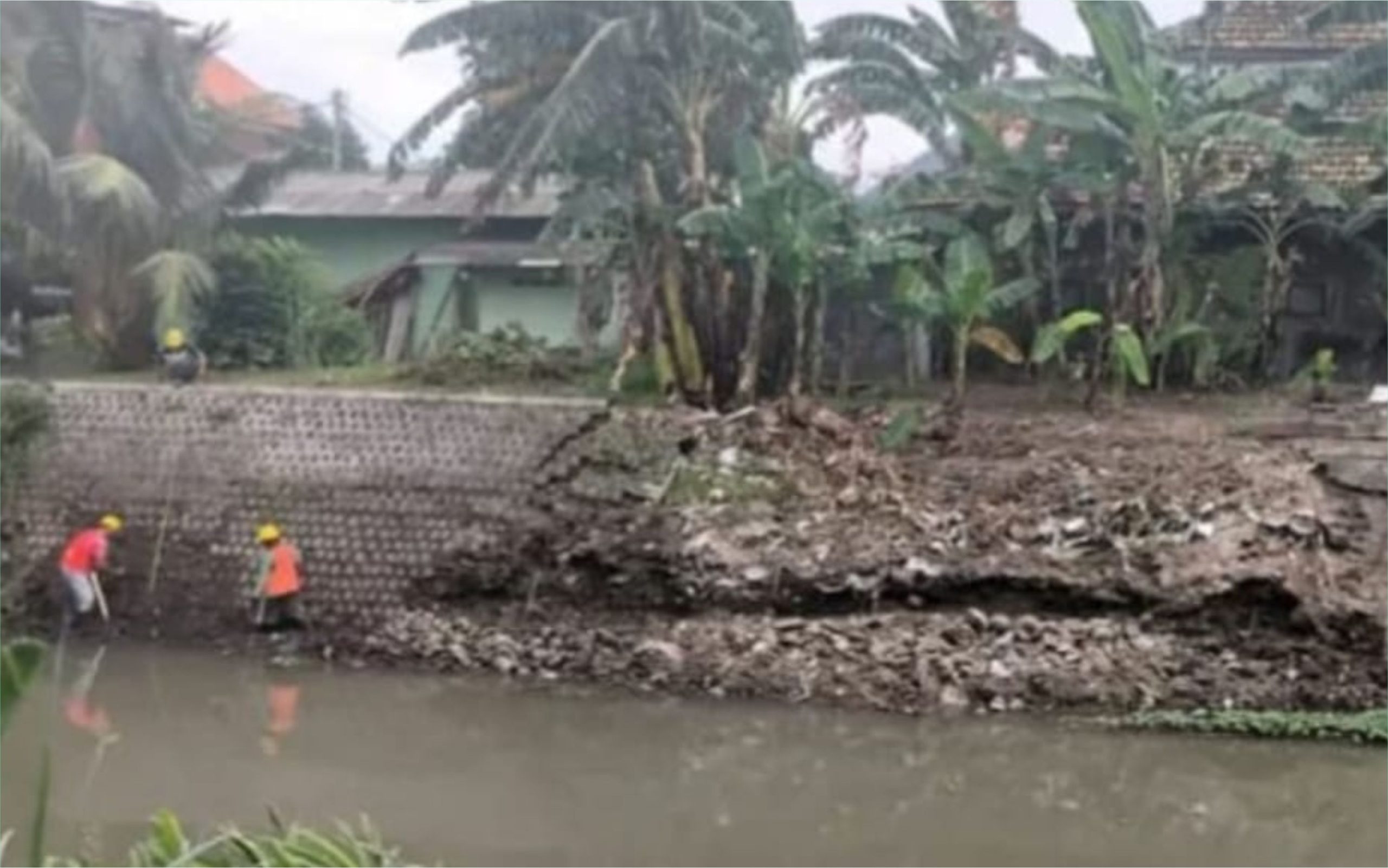 Respons Cepat Laporan Warga, Dinas PUPR Kota Mojokerto Perbaiki Tanggul Rusak