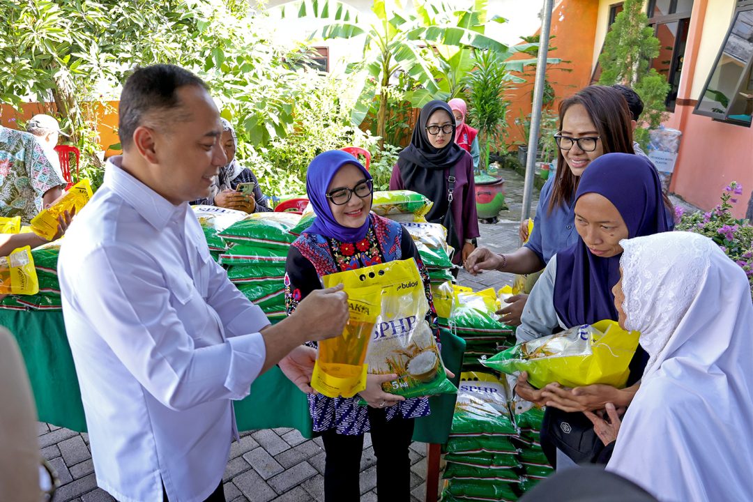Pantau Pasar Murah, Eri Pastikan Stok Bahan Pokok Aman