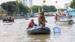 Ribuan Warga Bersih-Bersih Kalimas Bersama Menteri LH
