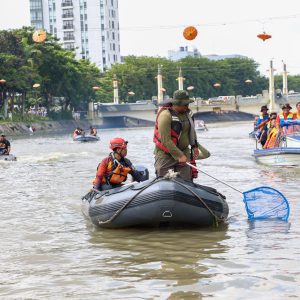 Ribuan Warga Bersih-Bersih Kalimas Bersama Menteri LH