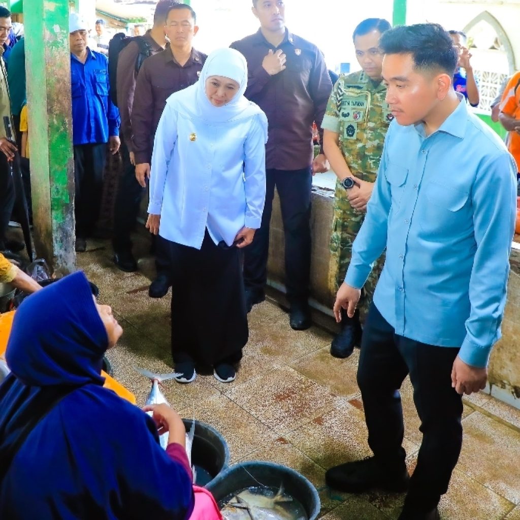 Gibran dan Khofifah Tinjau Pasar Gelondong Gede Tuban, Pastikan Stok Bahan Pokok Aman Jelang Lebaran
