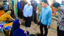 Gibran dan Khofifah Tinjau Pasar Gelondong Gede Tuban, Pastikan Stok Bahan Pokok Aman Jelang Lebaran