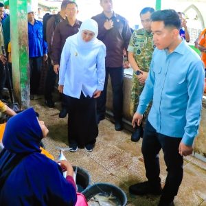 Gibran dan Khofifah Tinjau Pasar Gelondong Gede Tuban, Pastikan Stok Bahan Pokok Aman Jelang Lebaran
