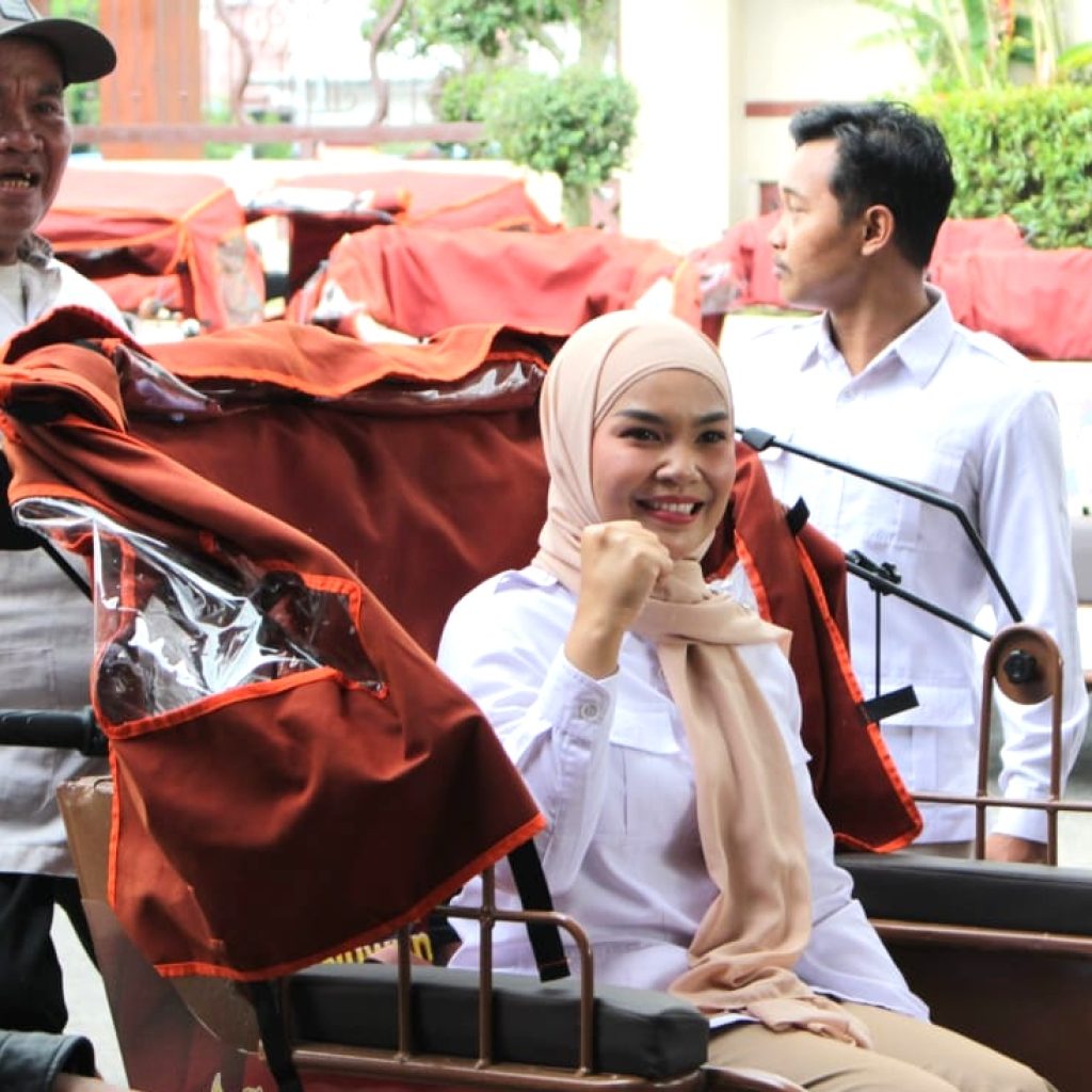 Wakil Ketua DPRD Kabupaten Blitar, Ratna Dewi Serahkan Becak Listrik Bantuan Presiden