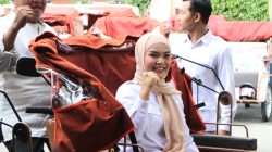 Wakil Ketua DPRD Kabupaten Blitar, Ratna Dewi Serahkan Becak Listrik Bantuan Presiden