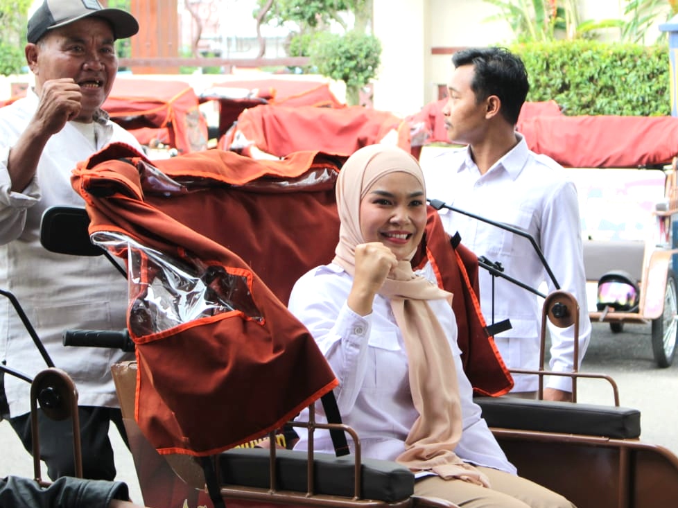 Wakil Ketua DPRD Kabupaten Blitar, Ratna Dewi Serahkan Becak Listrik Bantuan Presiden