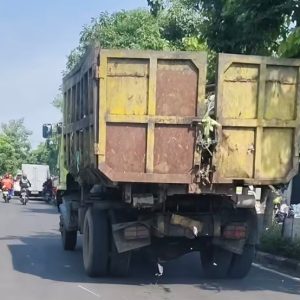 Truk Bawa Sampah Berserakan di Jalan, DLH Surabaya Ancam Beri Sanksi Tegas