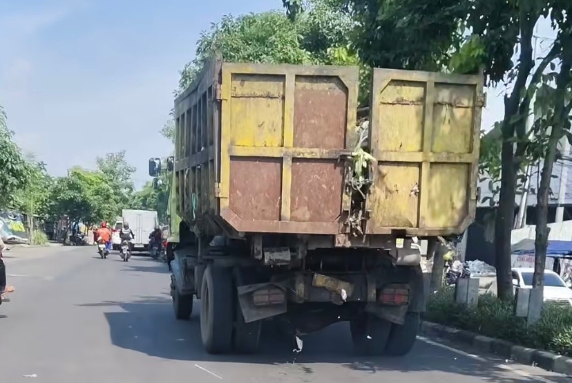 Truk Bawa Sampah Berserakan di Jalan, DLH Surabaya Ancam Beri Sanksi Tegas