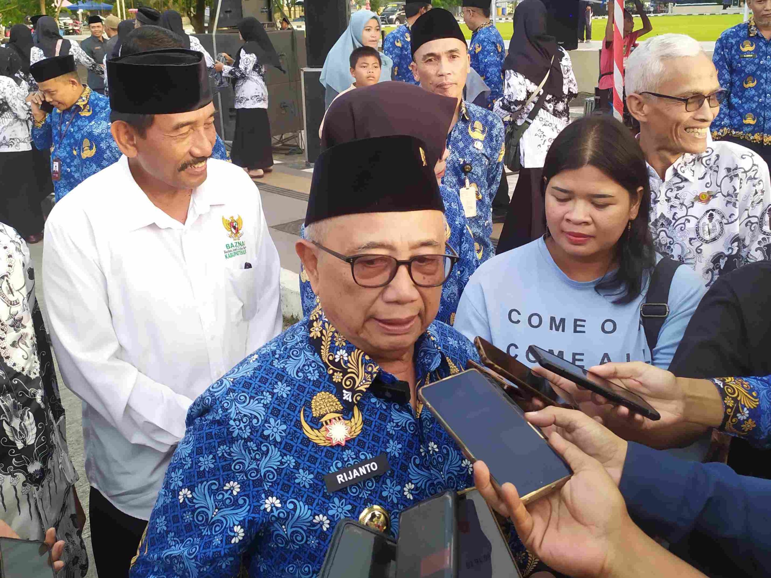 Sambut Malam Lailatul Qodar, Bupati Blitar Bagikan Takjil Ramadhan kepada Masyarakat