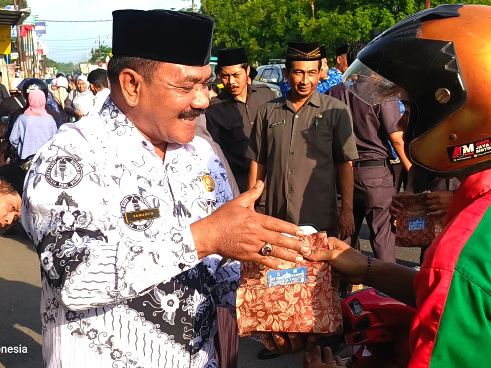 Perkuat Empati dan Kepedulian Sosial, PGRI Kabupaten Blitar Bagi Takjil Ramadhan