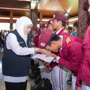 Sapa Bansos Amaliah ke 15, Khofifah Salurkan Bansos Rp7,6 Miliar untuk Warga Gresik