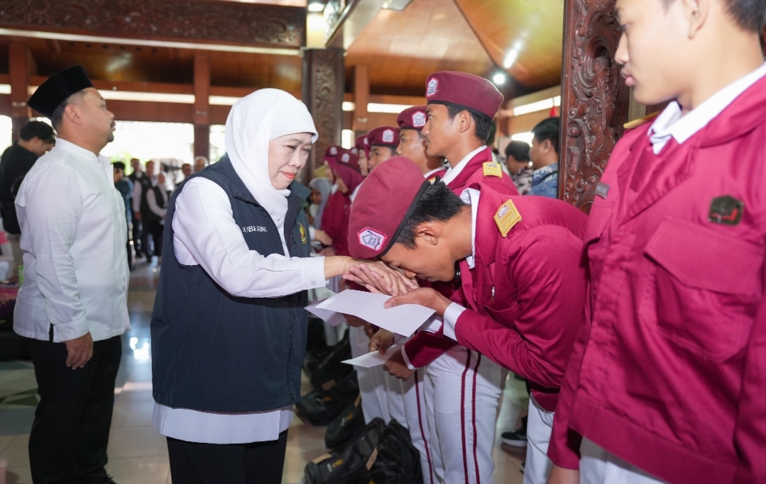 Sapa Bansos Amaliah ke 15, Khofifah Salurkan Bansos Rp7,6 Miliar untuk Warga Gresik