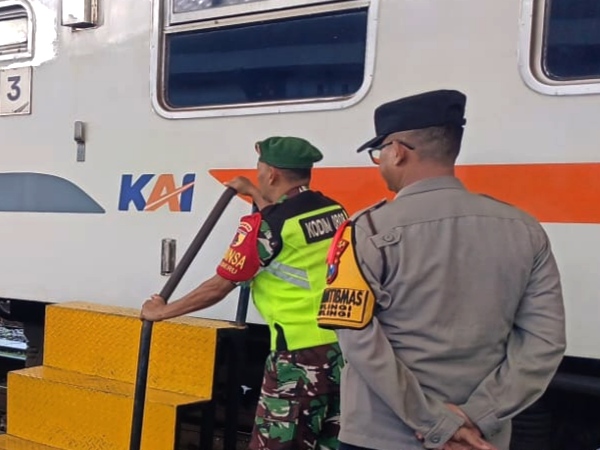 Polres Blitar Pantau Arus Mudik Lebaran di Stasiun KA Wlingi