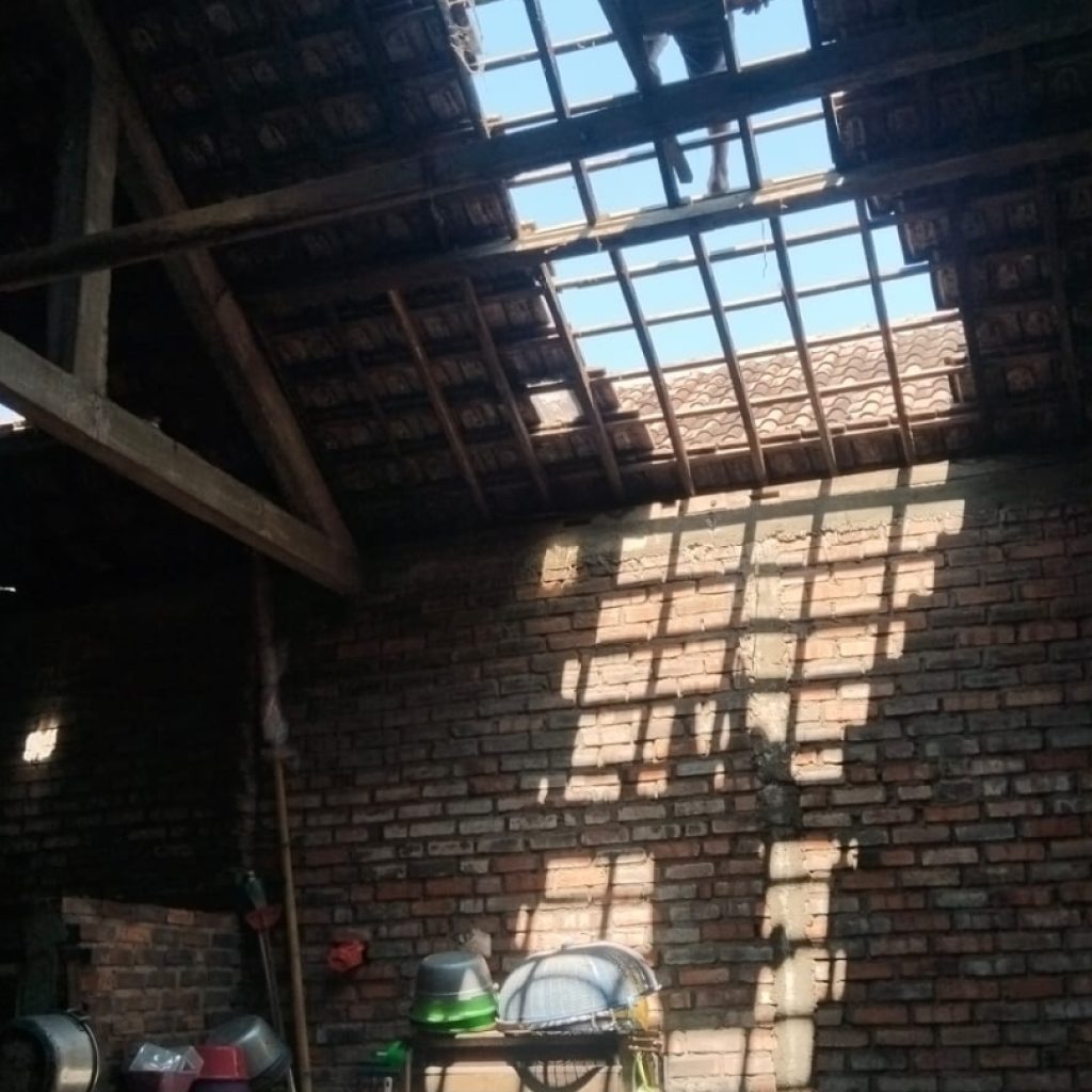 Bupati Subandi Pastikan Perbaikan Korban Puting Beliung di Kecamatan Sedati