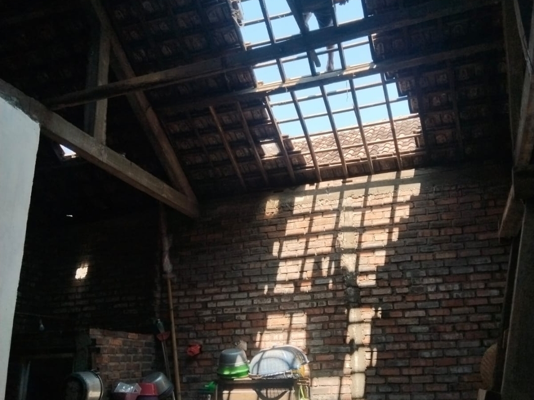 Bupati Subandi Pastikan Perbaikan Korban Puting Beliung di Kecamatan Sedati