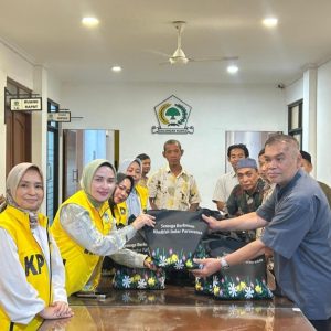 Lewat KPPG, Khofifah Salurkan Paket Lebaran untuk Karyawan Golkar