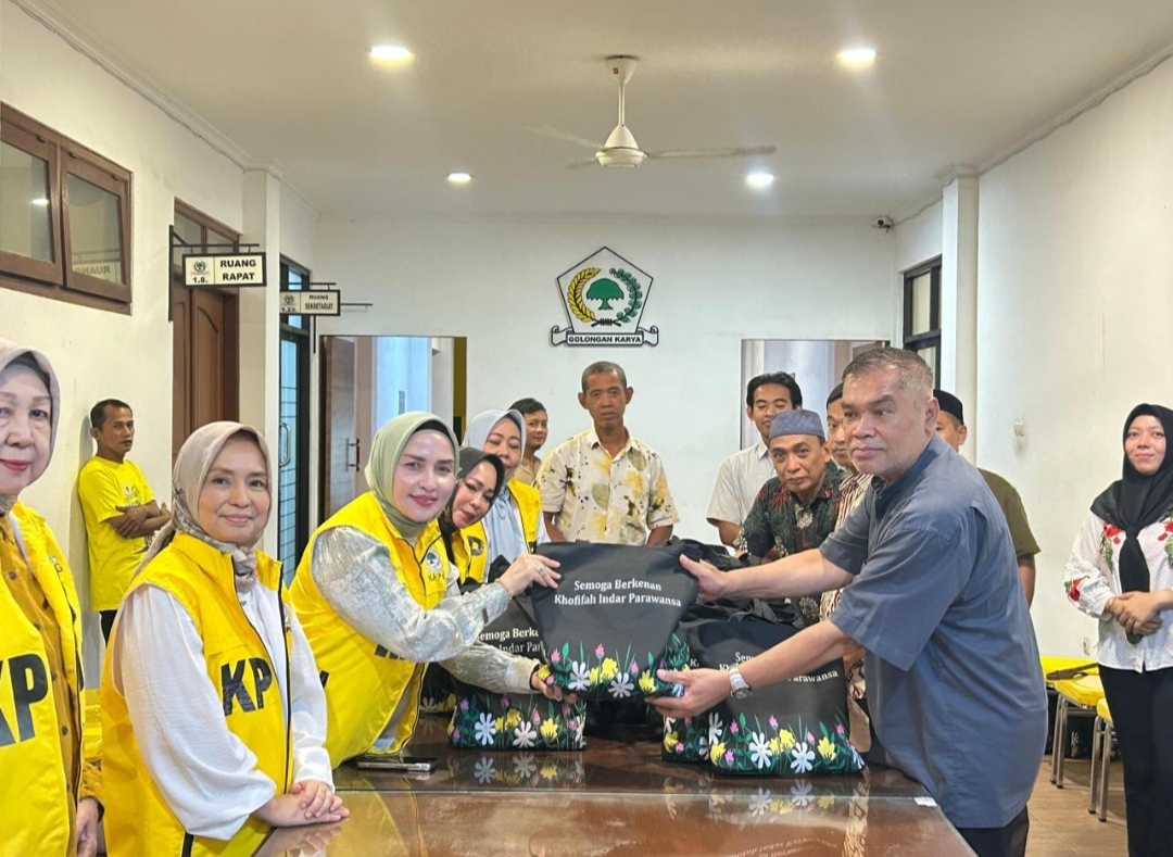 Lewat KPPG, Khofifah Salurkan Paket Lebaran untuk Karyawan Golkar