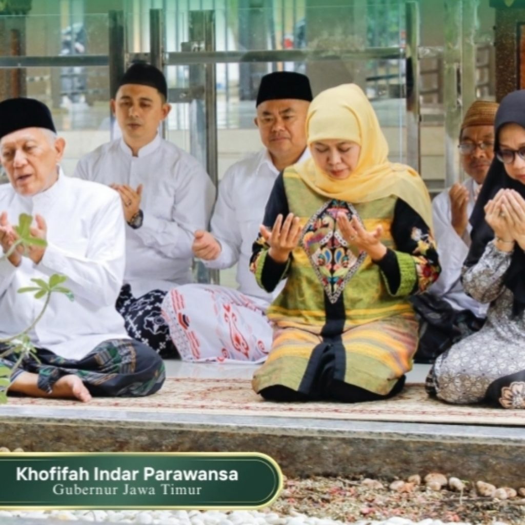 Jelang Idul Fitri, Khofifah Ziarah ke Makam Gus Dur di Kompleks Pondok Pesantren Tebuireng