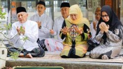 Jelang Idul Fitri, Khofifah Ziarah ke Makam Gus Dur di Kompleks Pondok Pesantren Tebuireng
