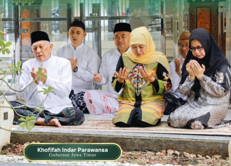 Jelang Idul Fitri, Khofifah Ziarah ke Makam Gus Dur di Kompleks Pondok Pesantren Tebuireng