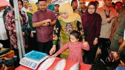 Belajar Tradisi Sejak Dini: Khofifah Kenalkan Pasar Bandeng Gresik kepada Cucu Aila