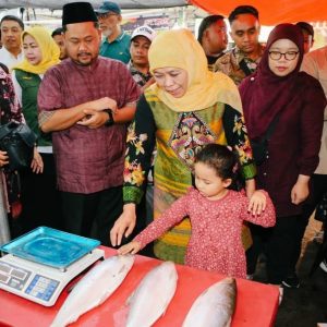 Belajar Tradisi Sejak Dini: Khofifah Kenalkan Pasar Bandeng Gresik kepada Cucu Aila