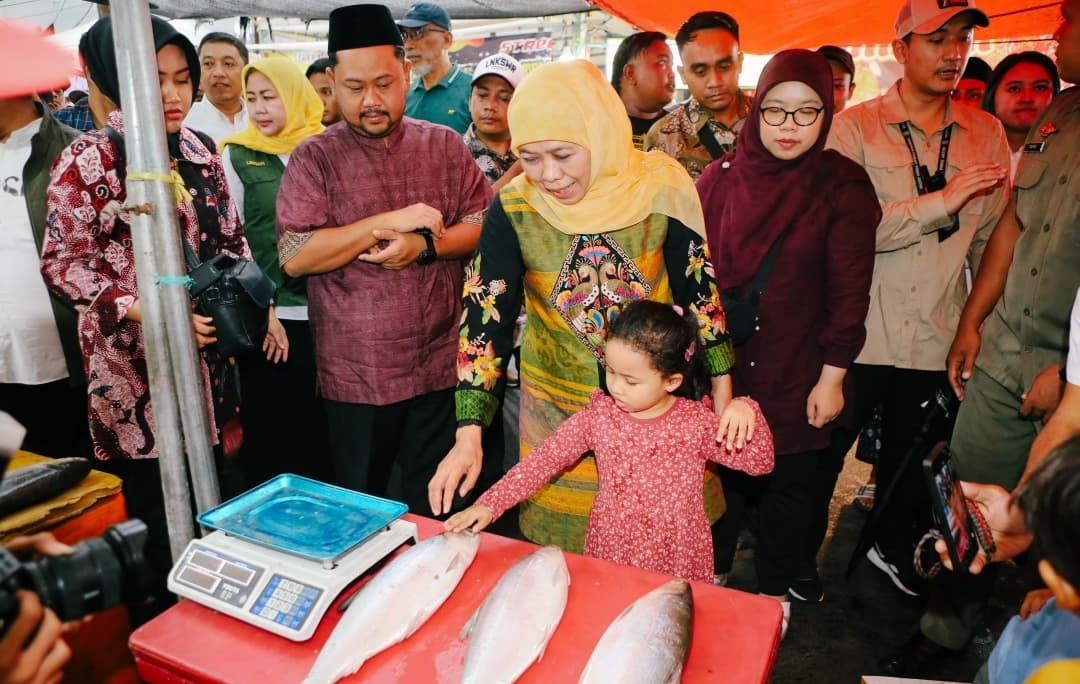 Belajar Tradisi Sejak Dini: Khofifah Kenalkan Pasar Bandeng Gresik kepada Cucu Aila