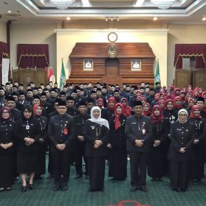 Gubernur Khofifah Lantik 128 Kepala SMA/SMK Negeri se Jatim, Tekankan Profesionalisme dan Mutu Pendidikan