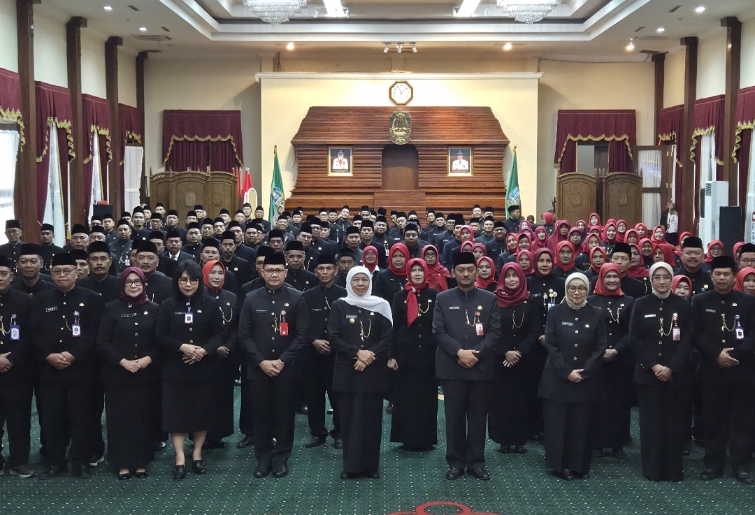 Gubernur Khofifah Lantik 128 Kepala SMA/SMK Negeri se Jatim, Tekankan Profesionalisme dan Mutu Pendidikan