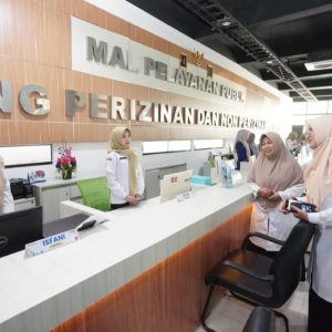 Pastikan Pelayanan Normal Meski WFA, Bupati Ipuk Sidak Layanan Publik