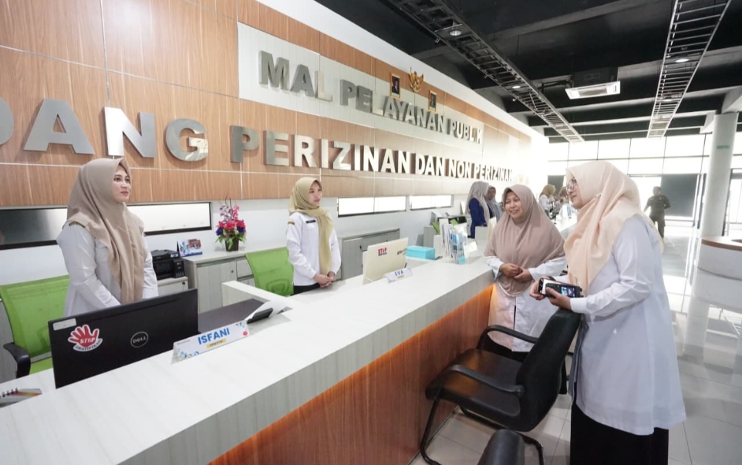 Pastikan Pelayanan Normal Meski WFA, Bupati Ipuk Sidak Layanan Publik