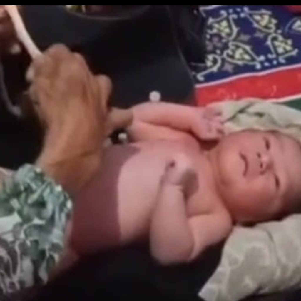 Bayi Malang di Buang di Pinggir Jalan Desa Patemon Jember