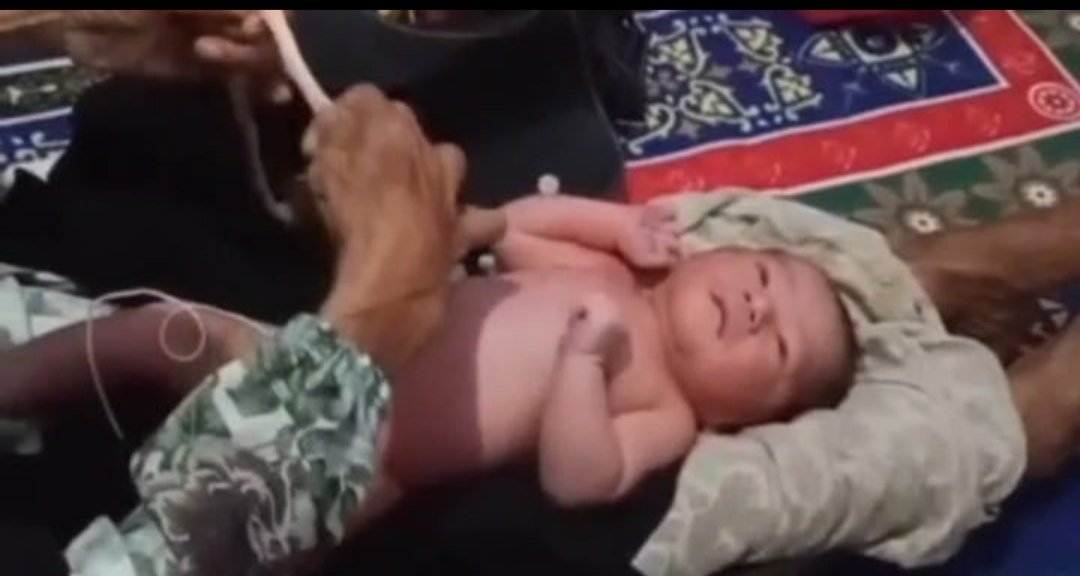 Bayi Malang di Buang di Pinggir Jalan Desa Patemon Jember