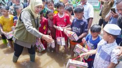 Khofifah Tinjau Banjir Pasuruan, Salurkan Srmbako dan Siapkan Pompa Air