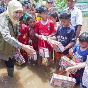 Khofifah Tinjau Banjir Pasuruan, Salurkan Sembako dan Siapkan Pompa Air