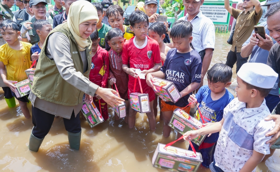 Khofifah Tinjau Banjir Pasuruan, Salurkan Sembako dan Siapkan Pompa Air