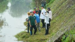 Wujudkan Indonesia ASRI, Ning Ita dan Cak Sandi Pimpin Kerja Bakti di Tanggul Sungai Brangkal