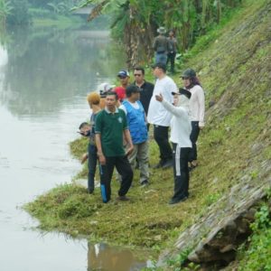 Wujudkan Indonesia ASRI, Ning Ita dan Cak Sandi Pimpin Kerja Bakti di Tanggul Sungai Brangkal
