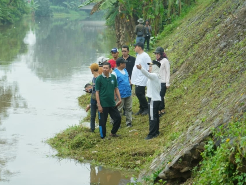 Wujudkan Indonesia ASRI, Ning Ita dan Cak Sandi Pimpin Kerja Bakti di Tanggul Sungai Brangkal