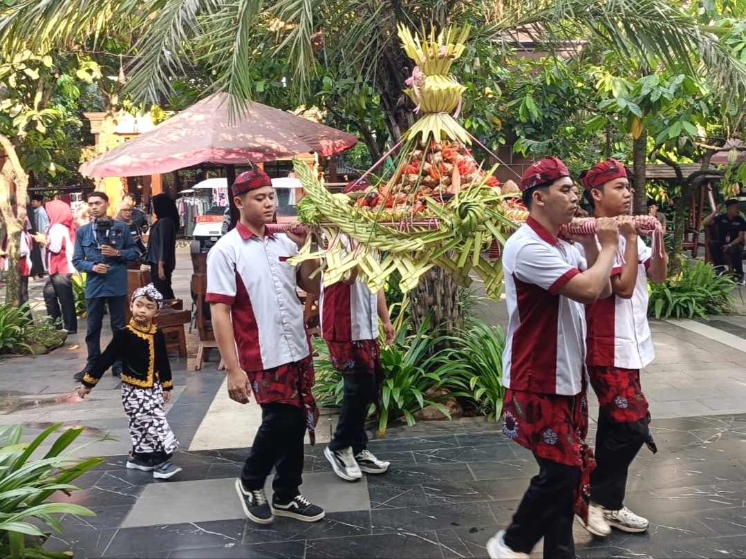 Beragam Kreasi Unik, Lebaran Ketupat di Kampung Coklat Blitar Berlangsung Meriah