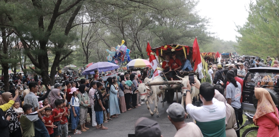 Lebaran Ketupat Puluhan Pegon Kepung Pantai Watu Ulo,Ada Apa ?