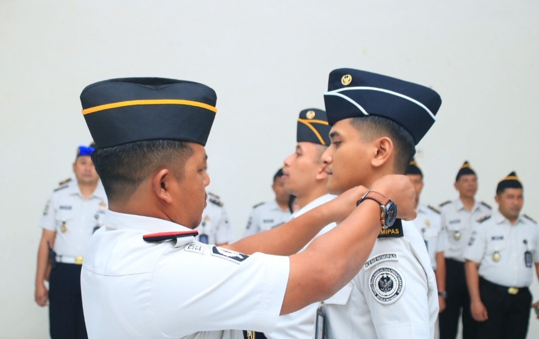 Kalapas Banyuwangi Sematkan Tanda Pangkat Baru Kepada 30 Pegawai di Aula Sahardjo