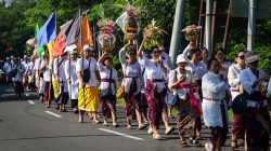 Ribuan Umat Hindu Gelar Ritual Sakral di Pantai Kenjeran