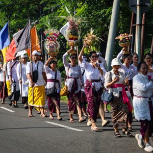 Ribuan Umat Hindu Gelar Ritual Sakral di Pantai Kenjeran