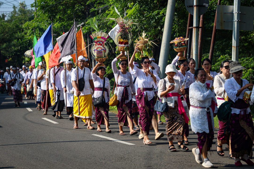 Ribuan Umat Hindu Gelar Ritual Sakral di Pantai Kenjeran