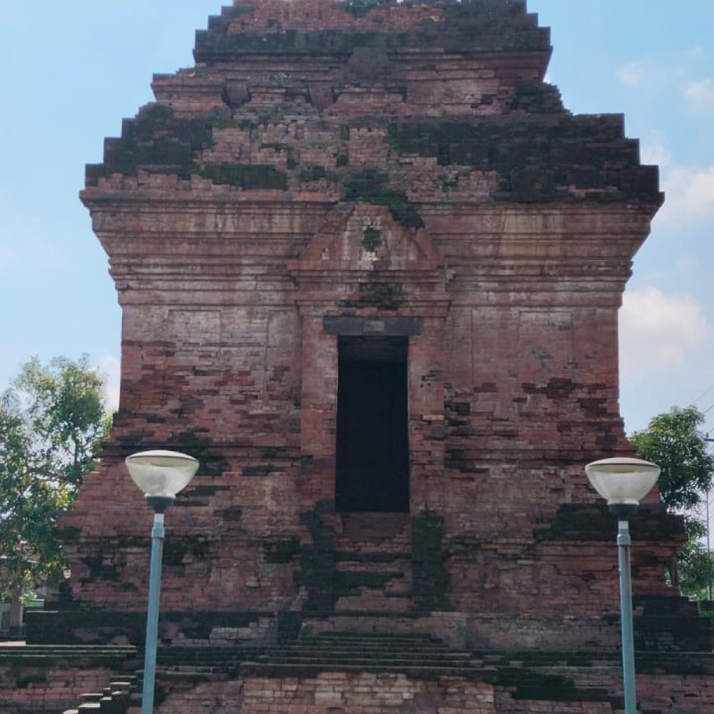 Liburan Lebaran Cagar Budaya Candi Sepi. Wisatawan Tanya Kuliner di Sekitar Candi Pari