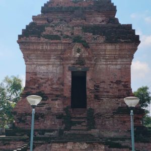 Liburan Lebaran Cagar Budaya Candi Sepi. Wisatawan Tanya Kuliner di Sekitar Candi Pari