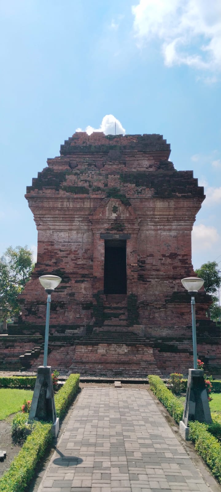 Liburan Lebaran Cagar Budaya Candi Sepi. Wisatawan Tanya Kuliner di Sekitar Candi Pari